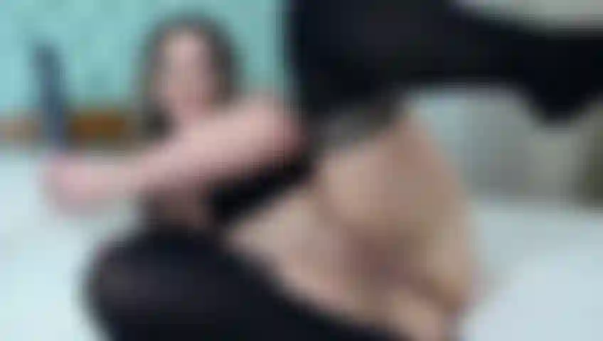 Me follo con un consolador, me follo con mi gran consolador negro de 25 cm.