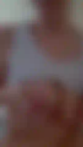 Ordeñando mis tetas mientras corre hacia mi coño carnoso.