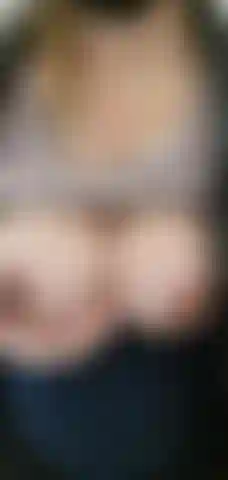 Mira cómo ordeño mis grandes tetas de embarazada llenas de calostro.