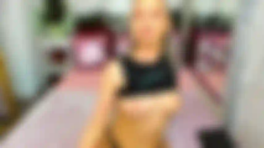 Mostrándote mi sexy culo y tocándome a lo perrito.