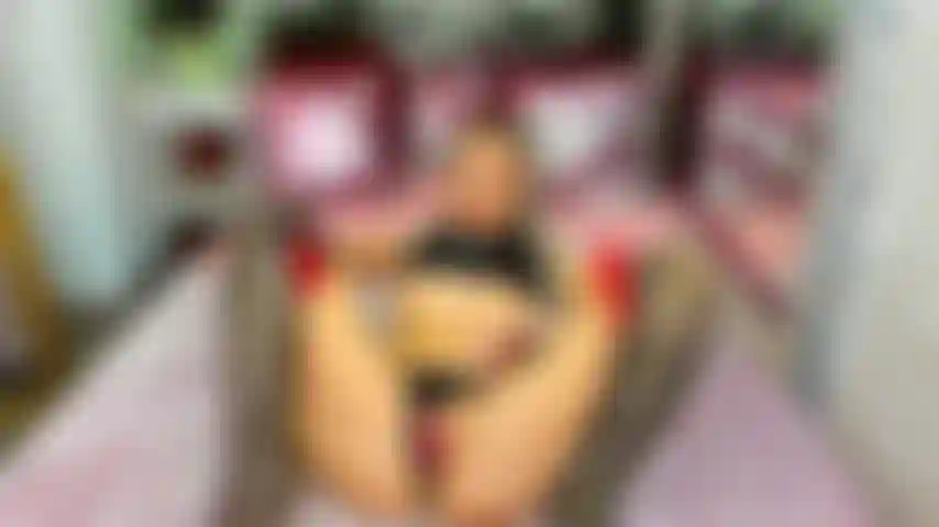 Frotando mi coño con las piernas hacia arriba mmm.