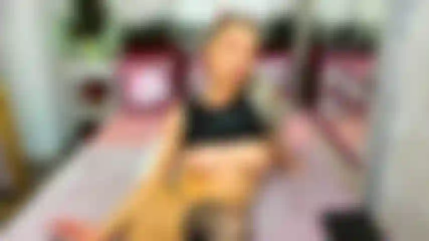 Frotando mi coño a través de mis bragas con las tetas afuera.