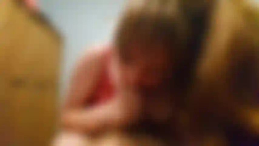 Paja tetona en topless y francés hasta que se corre.