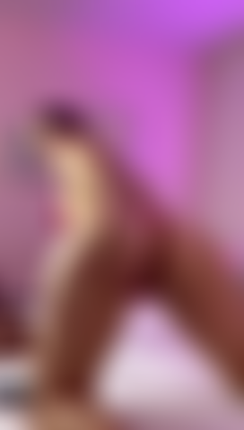 Te provoco... Hasta que no puedas más. Te chupo lenta, profunda y ansiosamente, mientras me masturbo frente a ti.