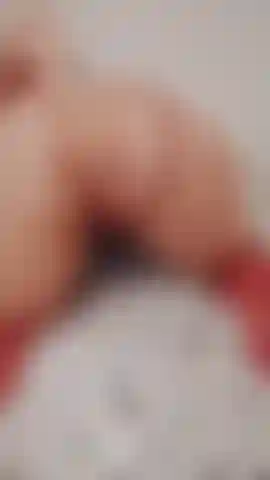 Doblada hacia adelante, metiendo el dedo en mi apretado agujero del culo.