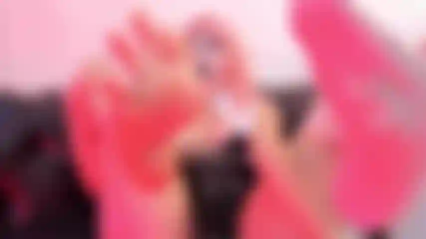 Warning ! Let's start by wetting my feet with your saliva, this clown will play with your cock...