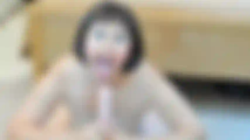 Estoy chupando, garganta profunda mi consolador enorme y corrida en mi cara con mi consolador sqiurting.