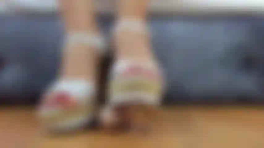 ¿Quieres aplastarte la polla con mis cuñas?