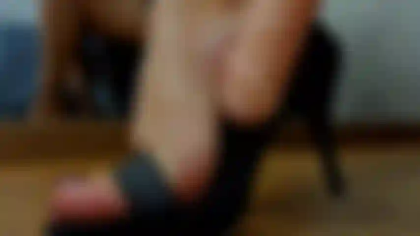 Footjobs con tacones.