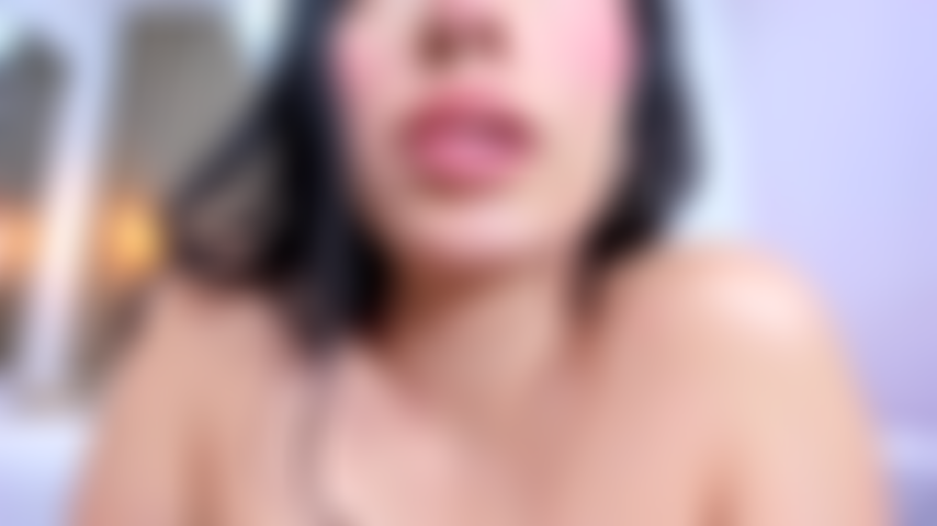 Provocando con mi boca y mis tetas.