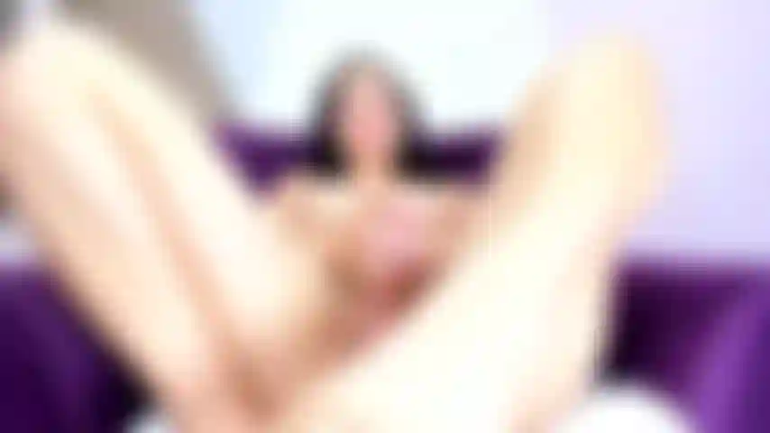 Creampie! Latina caliente que recibe mucho semen en su coño apretado.