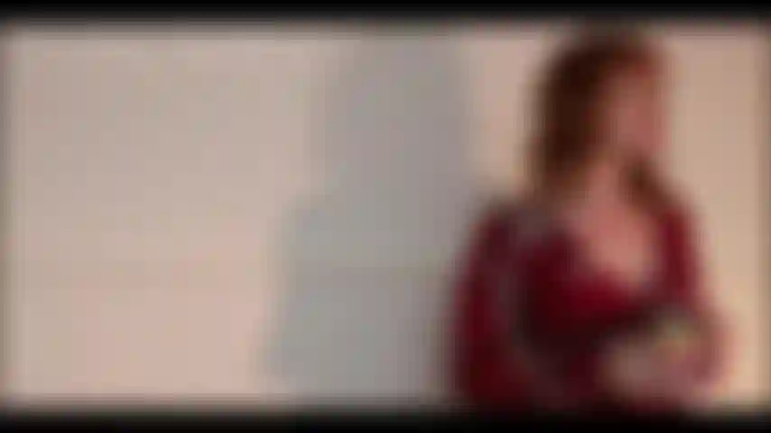 Conoces a una vieja novia en una reunión, pero ella te dice que ahora es una amante de la bbc.