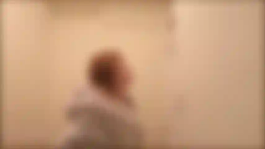 Rutina matutina y inspección frente al espejo.