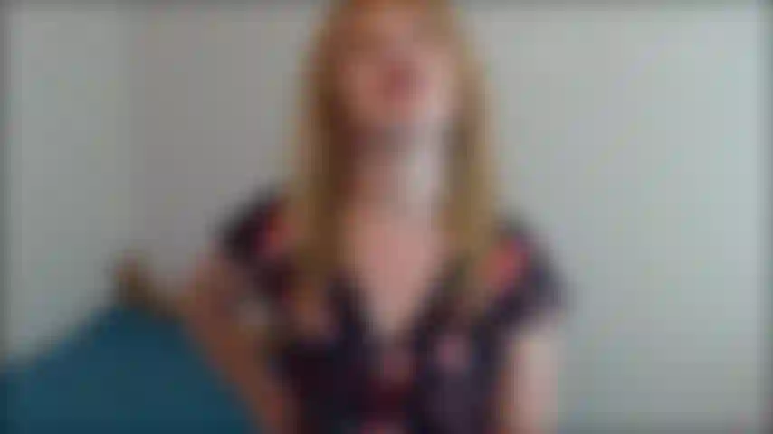 ¡Esta chica tiene una polla sorpresa! Hemos estado en una cita y ahora estamos de vuelta en tu casa. Estoy desesperada por follarte, pero tengo una sorpresa, una bonita polla grande y dura. Al principio te sorprendes y...