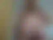 Frotando aceite sobre mi vientre muy embarazado, mientras estoy desnuda.