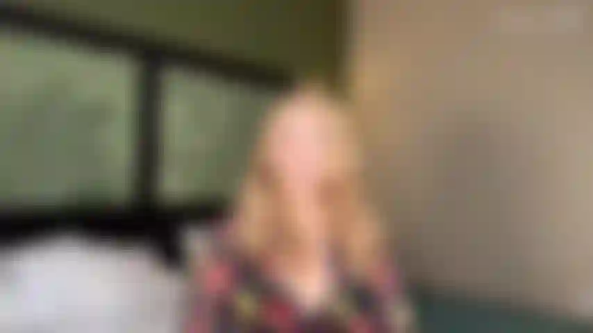 Ha pasado más de un año desde que las supremacistas femeninas tomaron el control del mundo. Mientras que los maridos de todas mis amigas ya se han adaptado a este nuevo orden mundial, tú pareces tener dificultades para aceptar tu nuevo lugar. Sigues tratando este matrimonio como si fuera una asociación igualitaria, así que vamos a tener que hacer algunos cambios importantes. Primero, te pondré en castidad las 24 horas del día, los 7 días de la semana. Tu placer sexual vendrá de darme placer a mí, así que permanecerás bloqueado mientras me practicas sexo oral. Te encargarás de todas las tareas del hogar que encuentro tediosas. Si no haces un buen trabajo con todas tus tareas, sufrirás todo tipo de castigos vergonzosos.