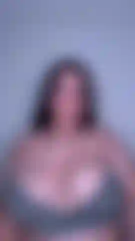 Haciendo rebotar mis grandes y sexys tetas, deleitándote con mi cuerpo y mis movimientos.