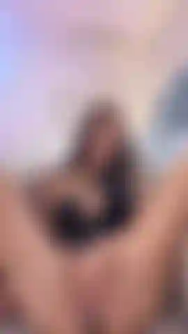 Tengo dedos traviesos que me hacen mojar...💦.