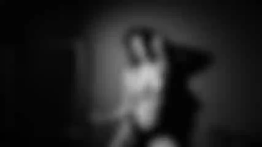 Caliente cuerpo desnudo moviéndose lentamente.