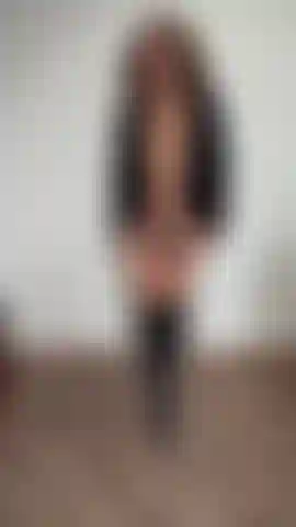 Abrigo negro, tanga y botas, modelando para ti.