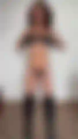 Tengo guantes negros en mis tetas pero de todas formas mis pezones salieron.