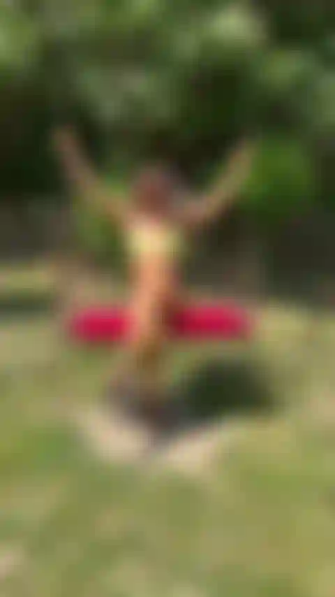 En mi columpio, disfrutando del sol en bikini.