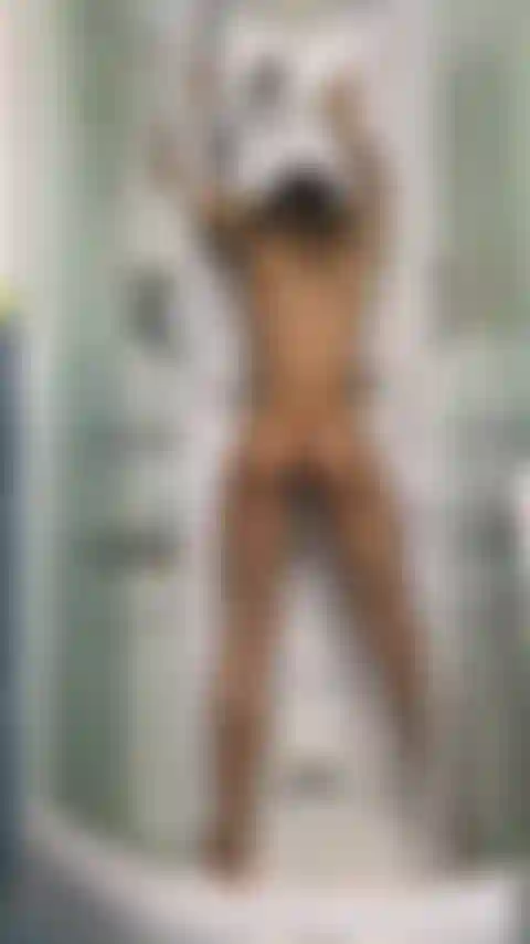 Culo mojado y apretado en la ducha, agua corriendo por todo mi cuerpo apretado, goteando de mis largos labios vaginales.
