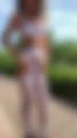 Medias blancas, braguita y sujetador, provocaciones al aire libre.