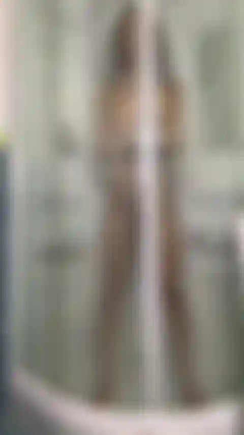 Caliente y desnuda en la ducha, con agua corriendo por mi cuerpo musculoso y tenso, provocando mis pechos y mi coño...