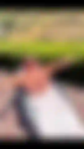 Piernas en alto, abierta de par en par, diversión al aire libre en topless.