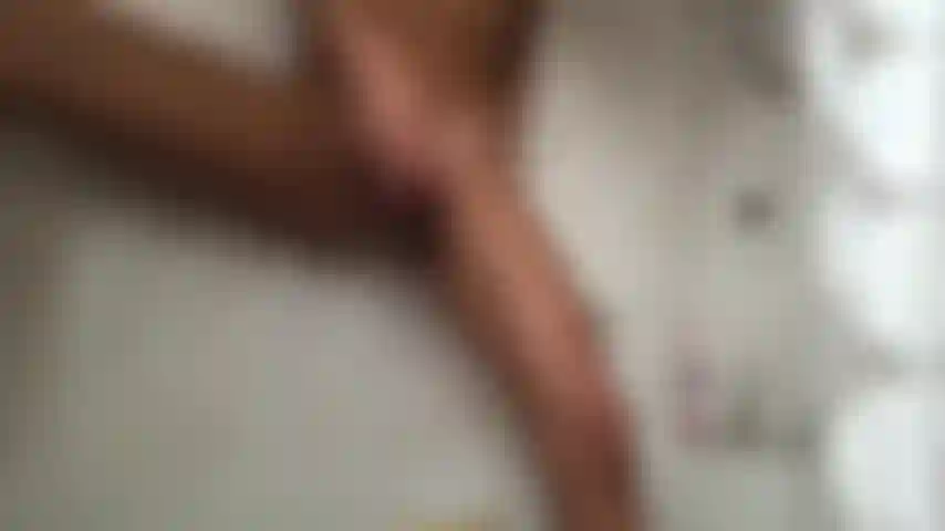 Coño jugando con consolador en la ducha, vista frontal, pierna arriba.