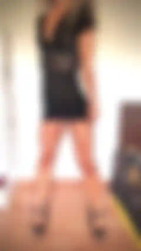 Transparente a través de lencería negra sexy mostrando mi coño y mis tetas, pose sensual, cuerpo ajustado, tacones altos.