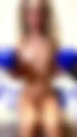 Rizos de bíceps desnudos con pesas.