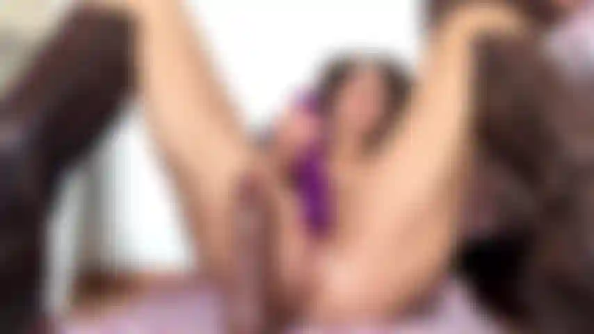 Varita vibratoria follándome el estrecho coño, abriendo los grandes labios de mi coño, con las piernas bien abiertas en el suelo, las botas puestas...