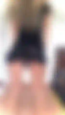 Coño de cerca inclinado, labios largos colgando, lencería negra sexy, piernas musculosas.