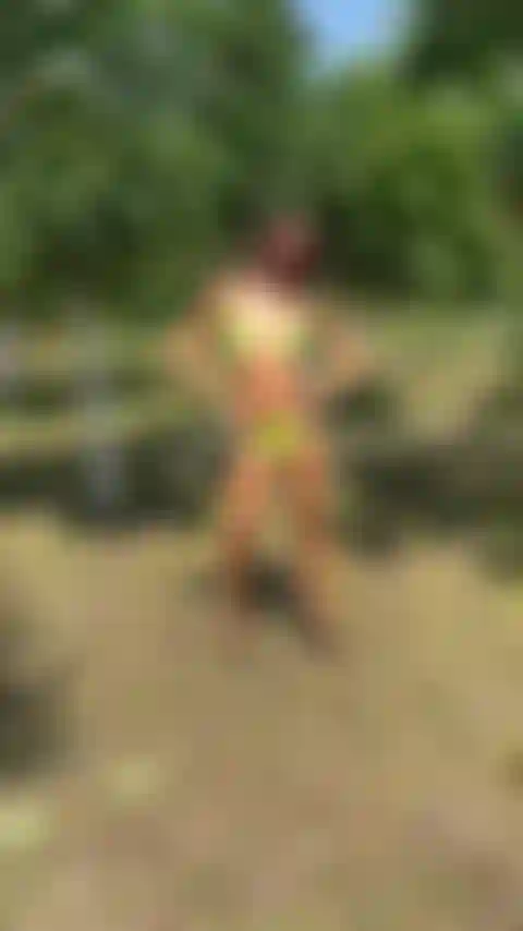 Disfrutando de un día soleado, modelando bikini.