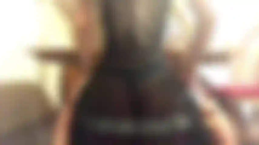 Juego de coño jugoso con consolador en una silla, vaquera al revés, lencería negra, mostrando mi culo en forma.