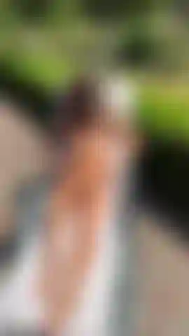 Tomando el sol en topless.