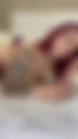 Pelicula roja chupándote la polla con mucha saliva.