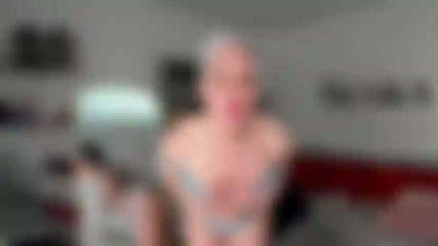 Juego de rol de cornudo enjaulado: observa a tu madura diosa en toda su gloria desnuda mientras te guía a ti, su cornudo en una jaula de castidad, con palabras sucias sobre follar a todos sus hombres alfa.