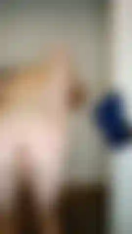 Estirando mi apretado culito y masturbándome la polla.