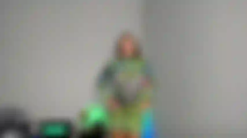 La mujer se prueba tacones de lujo/vestido de látex y luego se convierte en un robot sumiso.