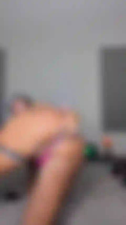 Un tapón anal enjoyado y vibrador en la parte 2.