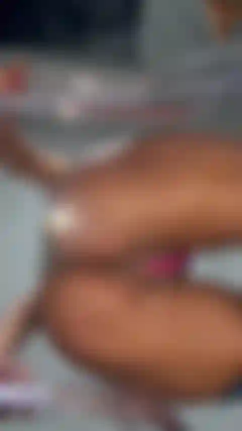 Sentada de cara (no hay audio y no es necesario).