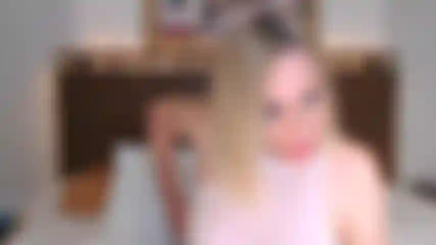 Observo su polla enjabonada mientras juego, abro y cojo mi coño mojado.