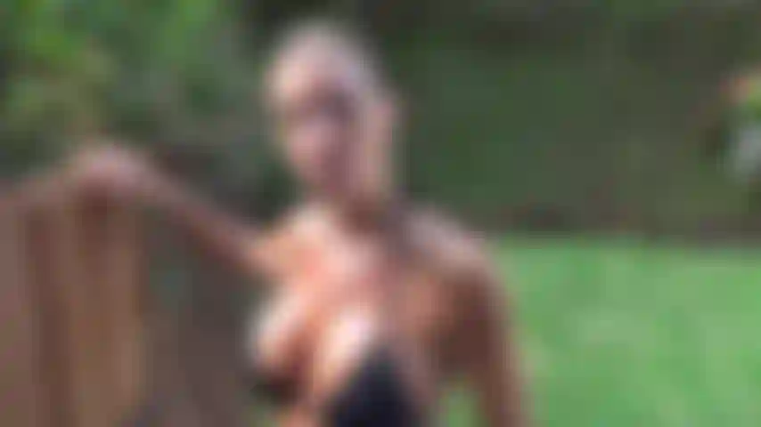 Si te lo perdiste, aquí tienes la ducha exterior. Desnudo completo y jabón, mírame amar cada centímetro de mi cuerpo aceitado con agua y luego jabón, justo después de la piscina.