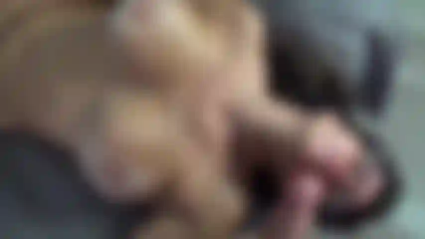 No quiero su semen, pero de todos modos está en mi cara. Mírame limpiar la polla con la boca.