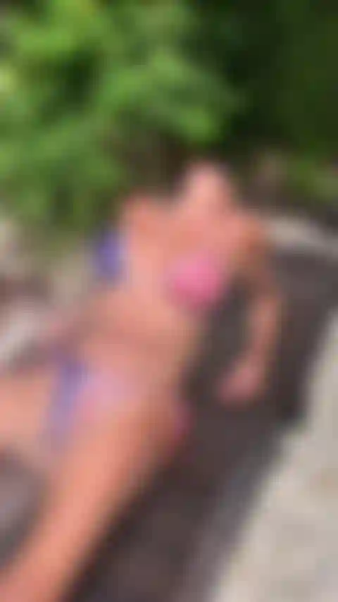 Mojame toda antes del show de bikini y agua. Rocíame con tu manguera.