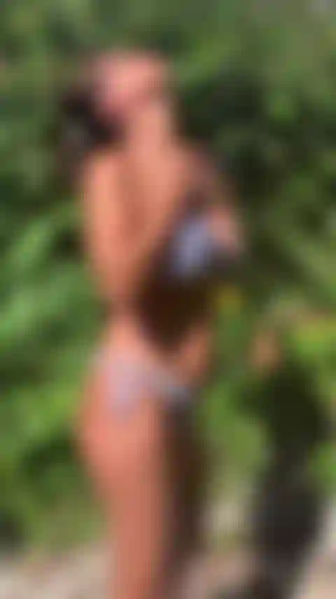 Me divierto en la ducha al aire libre. Únete a mí.