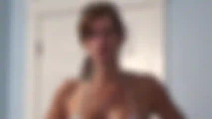 Mary pilla a un fan masturbándose con fotos de ella. Joi punto de vista para terminar el trabajo, ¿mary beberá la carga? Sabes la respuesta.